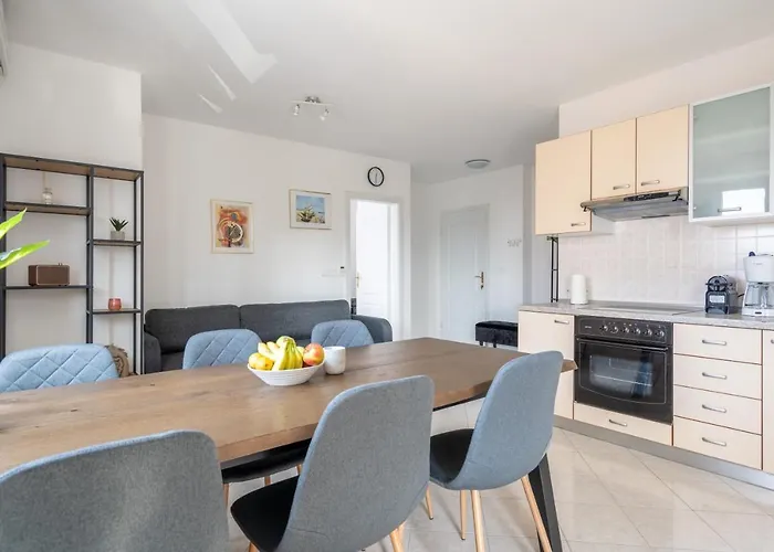 Charmante Wohnung Fusslaeufig Zum Meer In Funtana