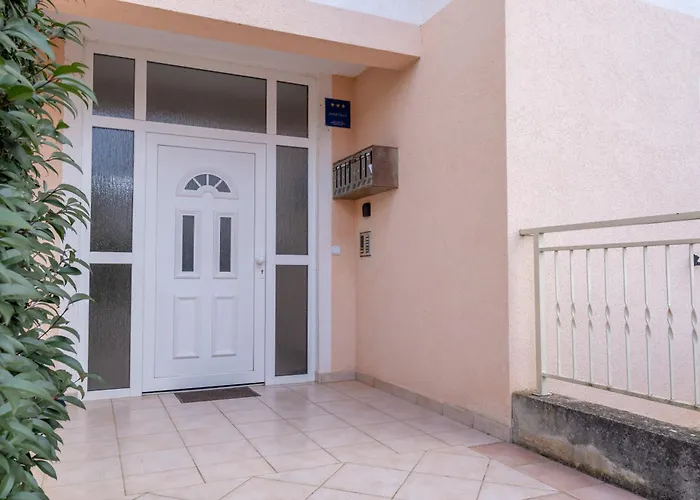 Charmante Wohnung Fusslaeufig Zum Meer In Funtana