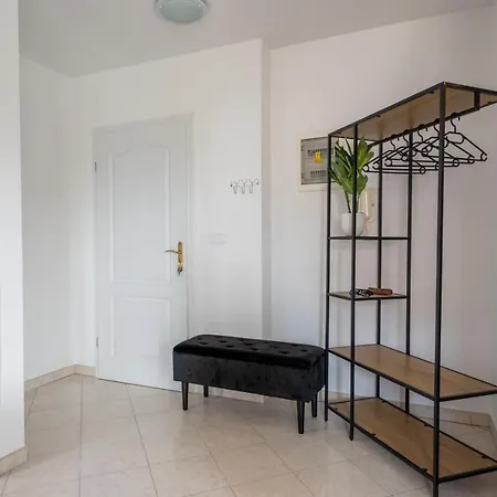 Charmante Wohnung Fusslaeufig Zum Meer In Funtana Exterior photo