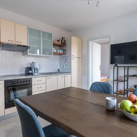 Charmante Wohnung Fusslaeufig Zum Meer In Funtana Exterior photo