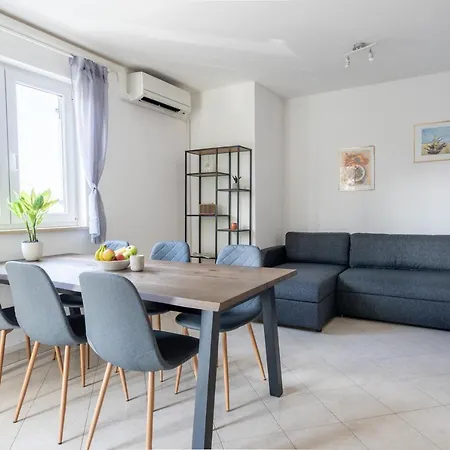 Charmante Wohnung Fusslaeufig Zum Meer In Funtana Exterior photo