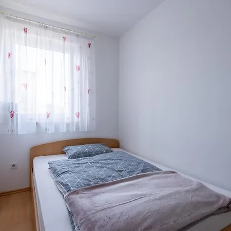 Charmante Wohnung Fusslaeufig Zum Meer In Funtana Exterior photo