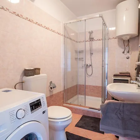 Charmante Wohnung Fusslaeufig Zum Meer In Funtana Exterior photo